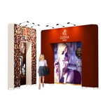 Poartă textilă Wave cu print personalizat, exemplu de amenajare expozițională