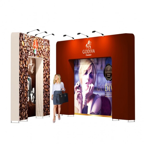 Poartă textilă Wave cu print personalizat, exemplu de amenajare expozițională