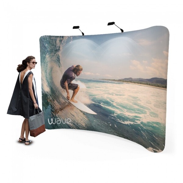 Perete Wave curbat 325 cu print textil inclus și structură din aluminiu